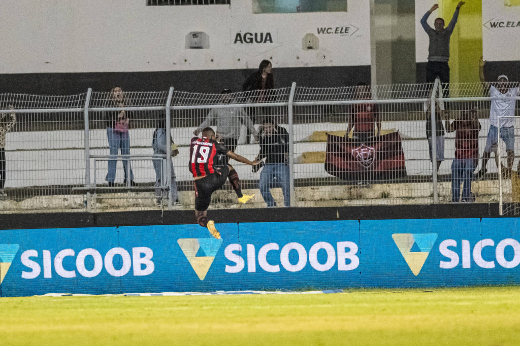 Iuri Castilho, do Vitória, comemora um gol marcado na temporada de 2023 pelo clube baiano.