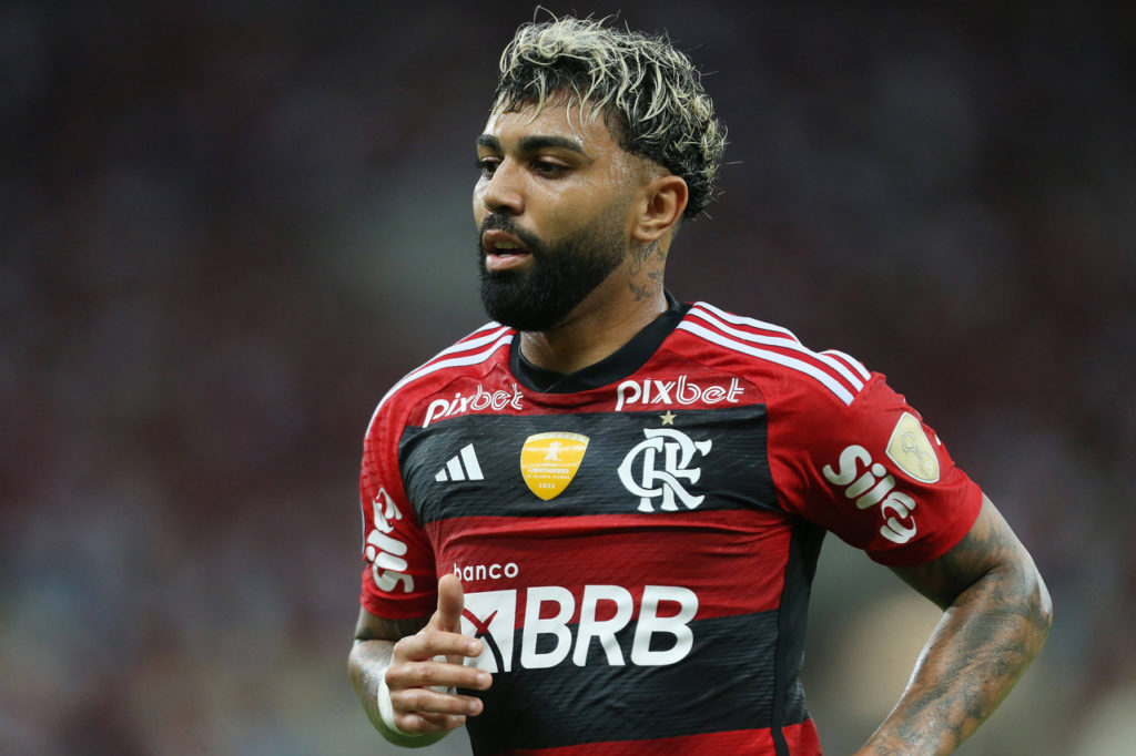 Gabigol, do Flamengo, corre dentro de campo em um dos jogos do time na última temporada.