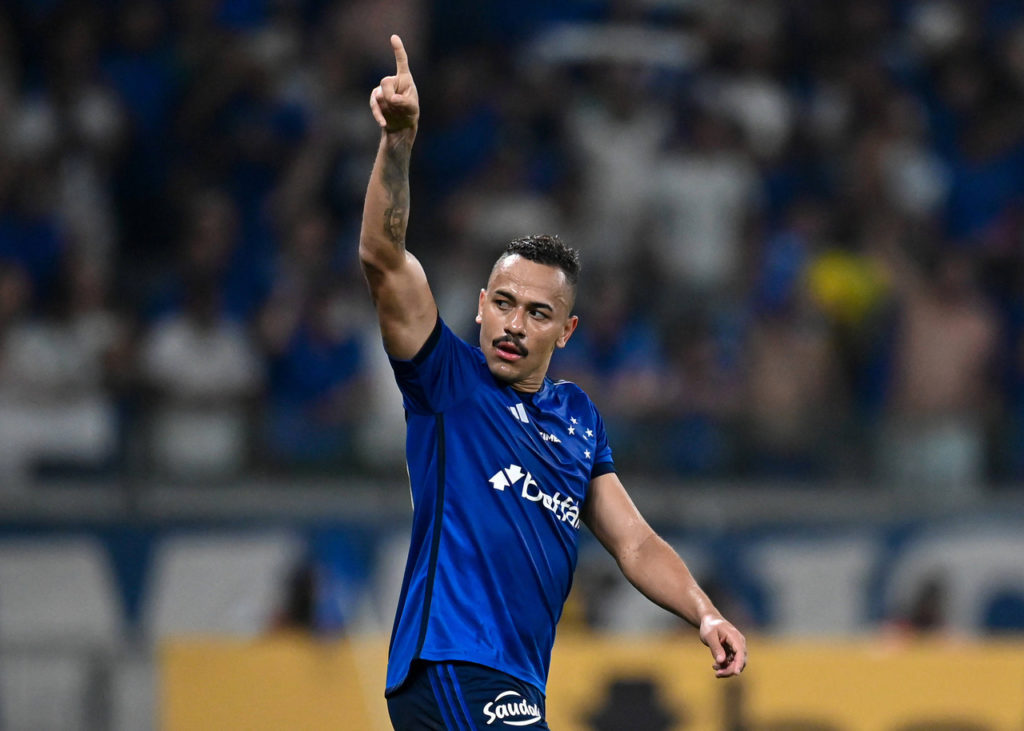 Rafael Elias, do Cruzeiro, comemorando um dos gols marcados pela equipe em uma partida da temporada.