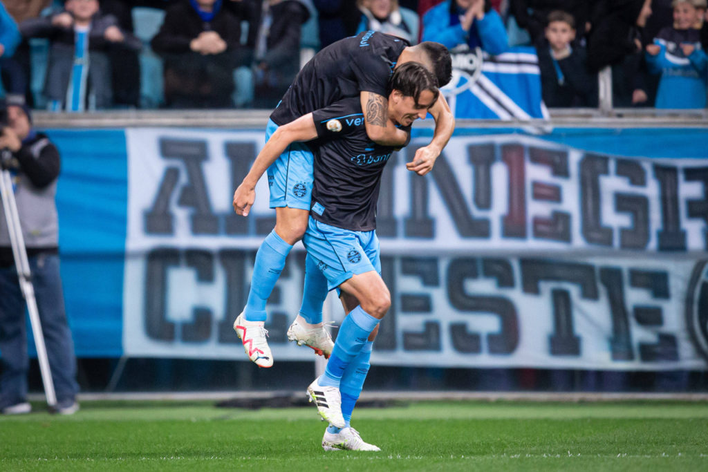 Pedro Geromel, do Grêmio, comemora um dos gols do time na última temporada.