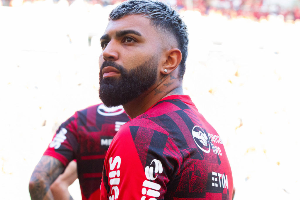 Gabigol, do Flamengo, olhando para a arquibancada antes de uma partida pelo clube.