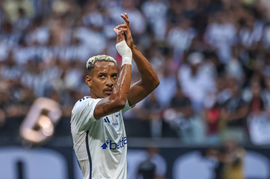 Matheus Pereira, do Cruzeiro, comemora um dos gols marcados por ele com a camisa do clube.