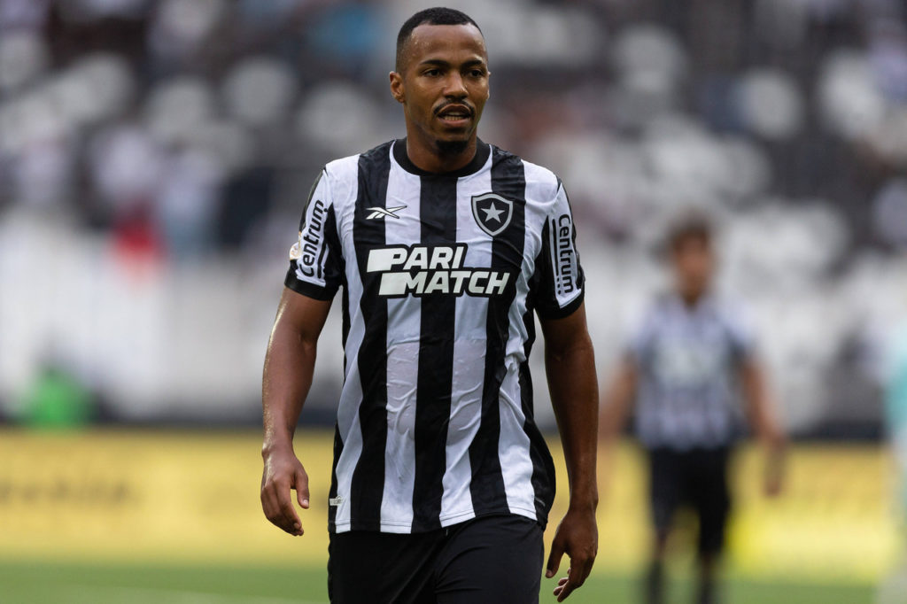 Marlon Freitas, do Botafogo, caminha pelo campo em um dos jogos do time na temporada.