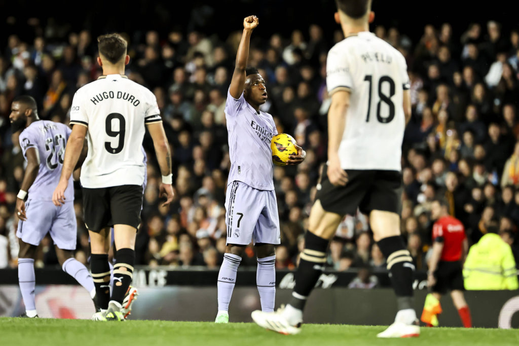 Vini Jr., do Real Madrid, comemora um gol marcado no Mestalla, em Valencia, pela LaLiga.