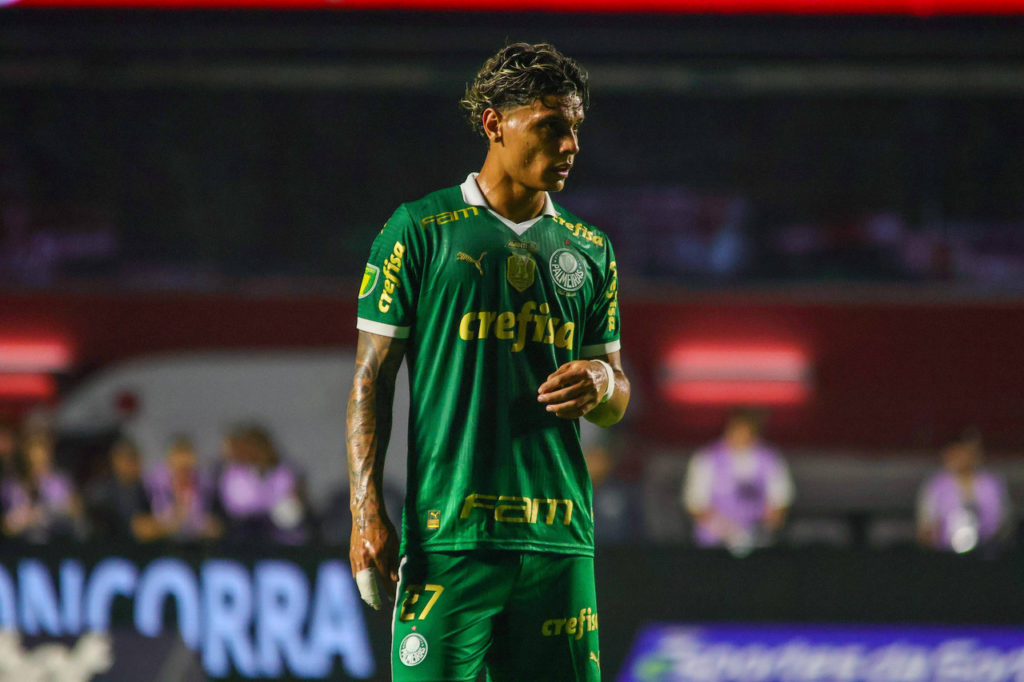 Richard Rios, do Palmeiras, observa o jogo enquanto está sem a bola em uma das partidas do time na temporada.