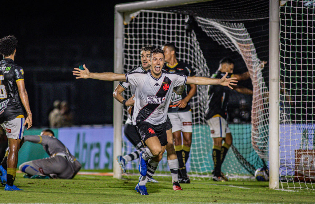 Lucas Piton, do Vasco, comemora o gol de empate contra o Água Santa.