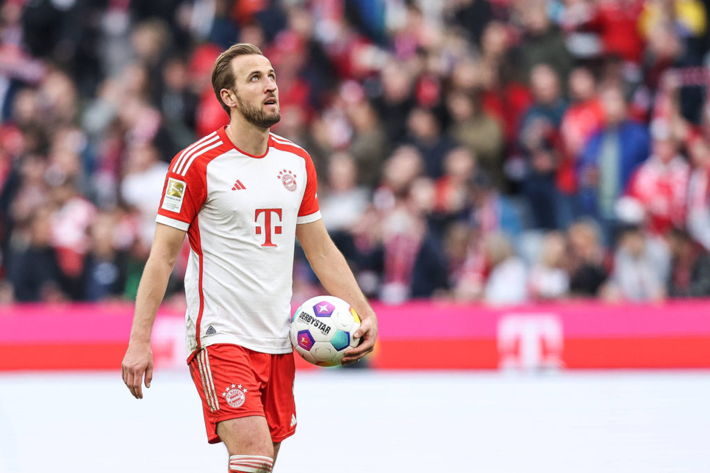 Harry Kane, do Bayern de Munique, leva a bola para casa depois de marcar três gols na partida contra o Mainz.