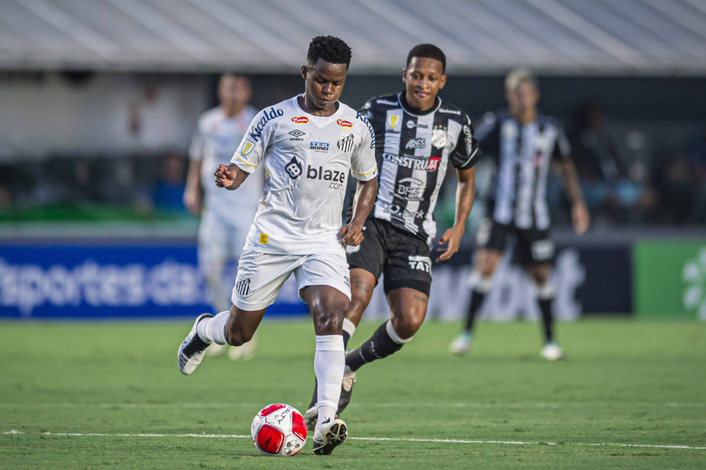 Cazares, do Santos, conduz a bola em uma das partidas do clube no Campeonato Paulista.