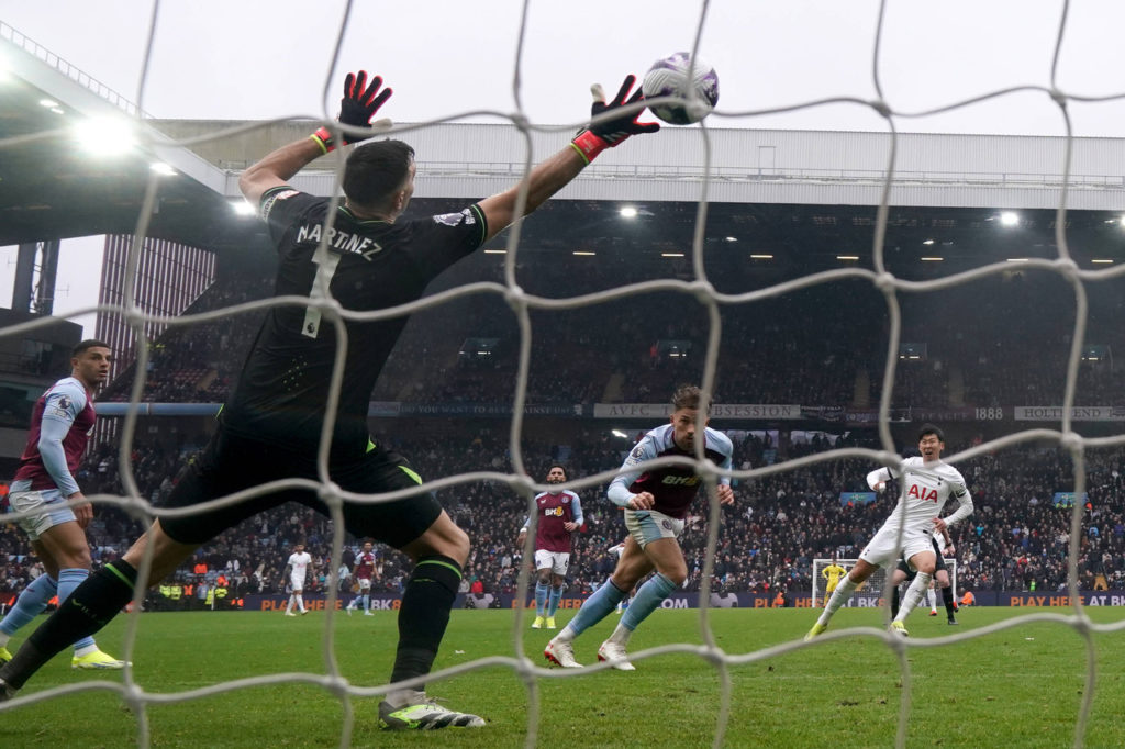 Son, do Tottenham, chuta para estufar as redes em um dos jogos do time na temporada.