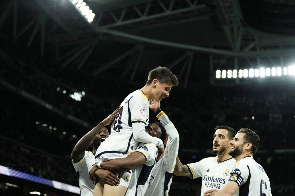 Arda Güler, do Real Madrid, junto aos companheiros comemorando um dos gols marcados no jogo pela LaLiga.