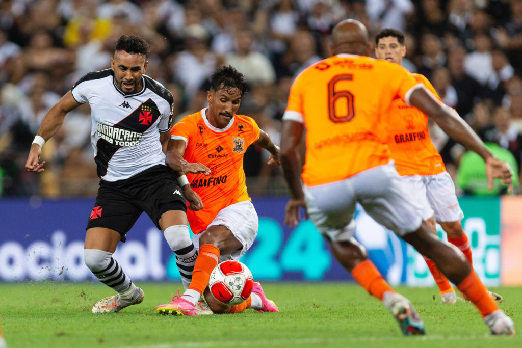 Payet, do Vasco, disputa a bola com os jogadores do Nova Iguaçu em um jogo do Campeonato Carioca.