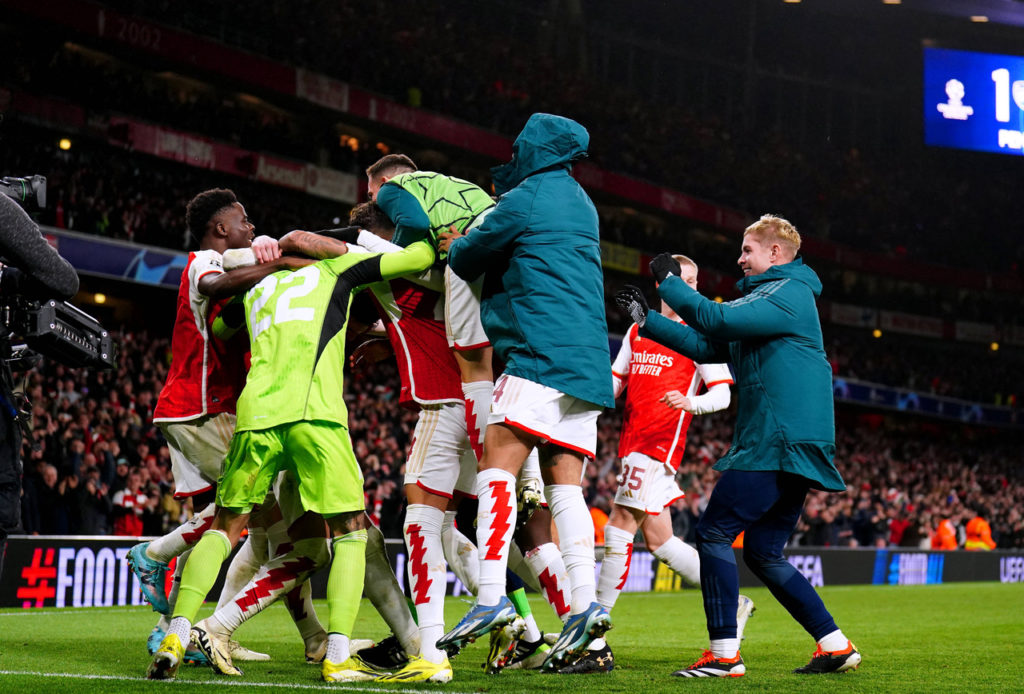 Jogadores do Arsenal comemoram em campo a classificação na Champions League.