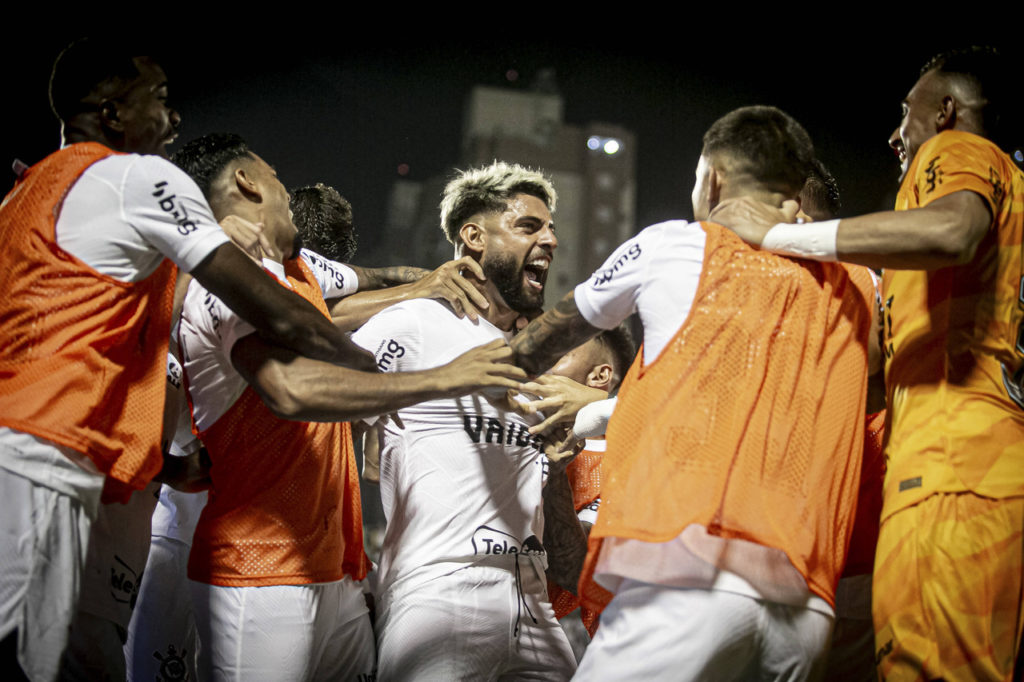 Yuri Alberto, do Corinthians, comemora um gol marcado em um jogo com os seus companheiros.