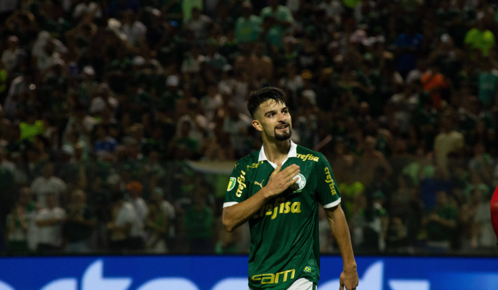 Flaco López, do Palmeiras, comemora um dos gols marcados na partida contra a Ponte Preta, no Paulistão.