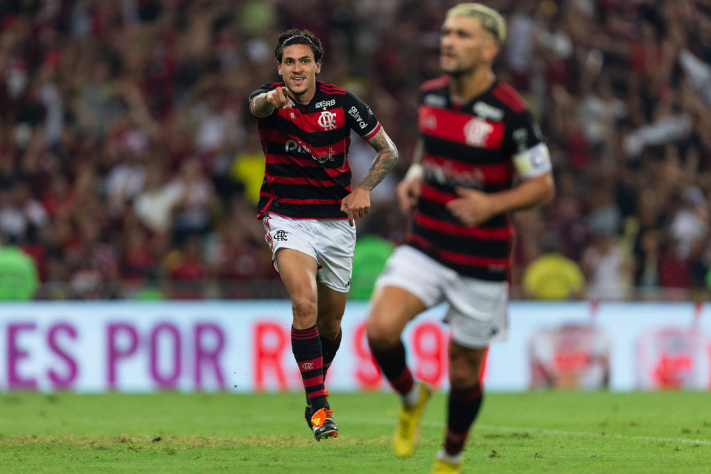 Pedro e Arrascaeta, do Flamengo, comemoram um gol do time contra o Fluminense pelo Estadual.