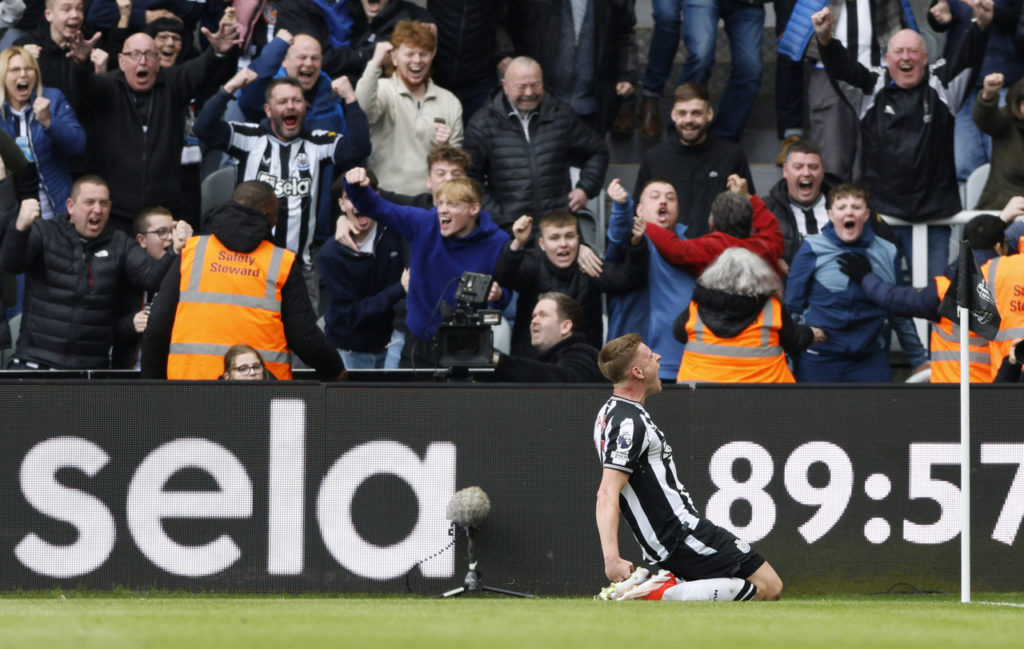 Harvey Barnes, do Newcastle, comemora um dos gols marcados em uma partida da Premier League.