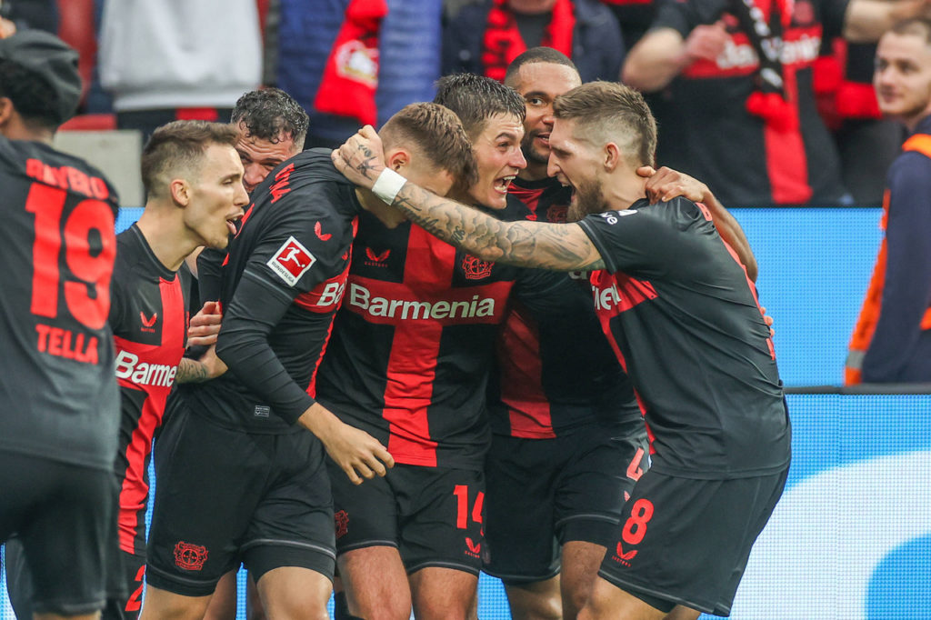 Jogadores do Bayer Leverkusen comemoram um gol durante partida da Bundesliga.