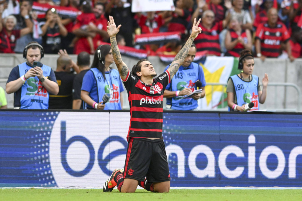 Pedro, do Flamengo, comemora um dos gols que marcou na decisão do Estadual de 2024.