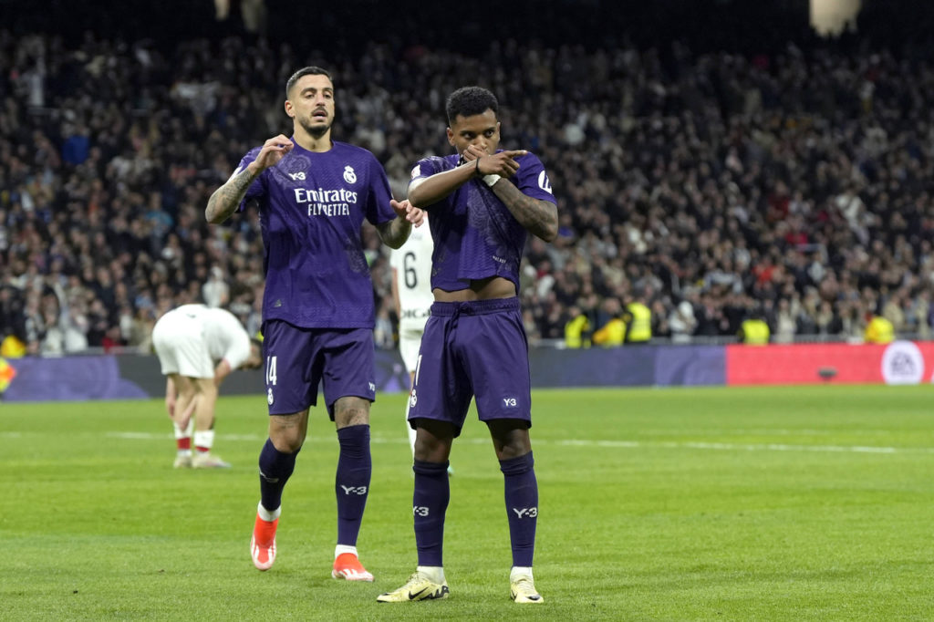Rodrygo, do Real Madrid, beija o escudo do clube depois de marcar um gol em uma partida da LaLiga.