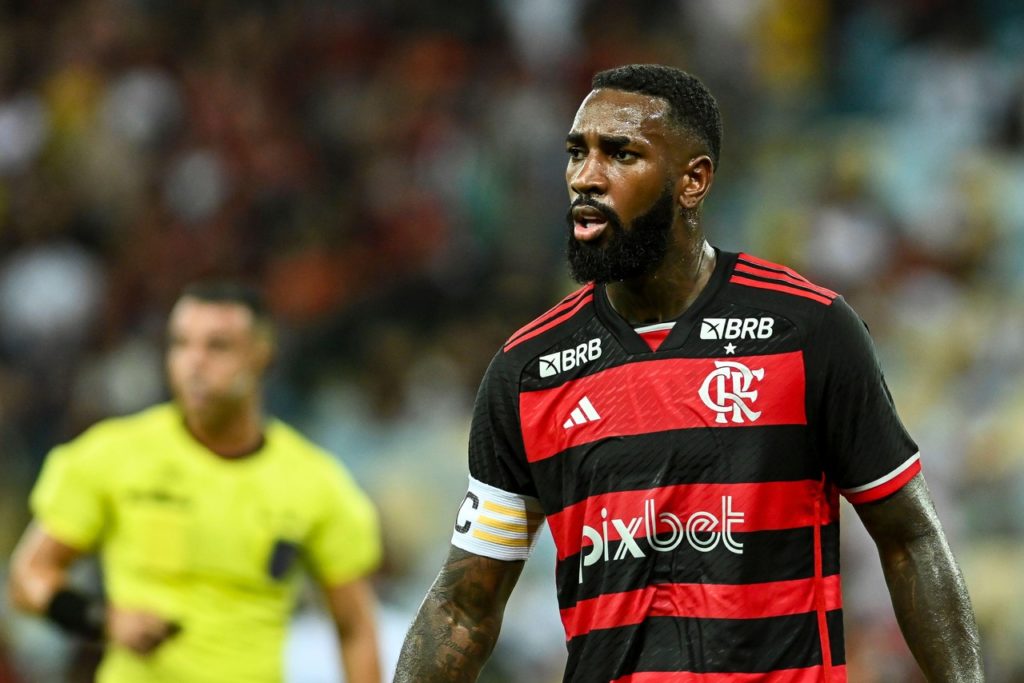 Gerson, do Flamengo, observa o time em um dos jogos da equipe na temporada 2024.