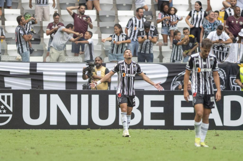 Paulinho, do Atlético-MG, comemora um gol pelo clube na temporada 2024.