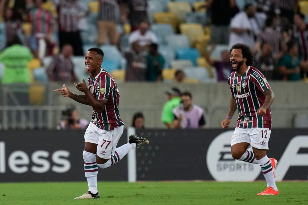 Marquinho e Marcelo comemoram um dos gols do Fluminense na partida contra o Colo-Colo, pela Libertadores.