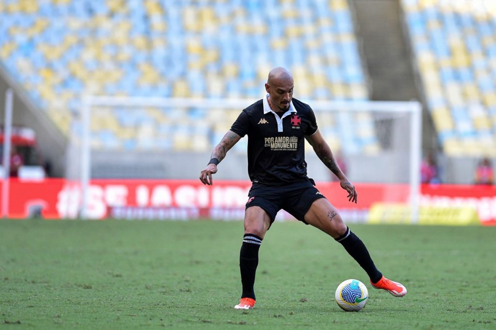 Maicon, do Vasco, com a bola dominada em um dos jogos da temporada.