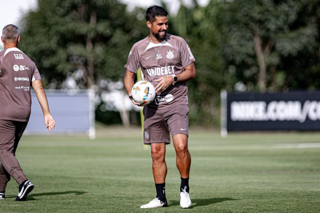 Técnico António Oliveira em treino do Corinthians