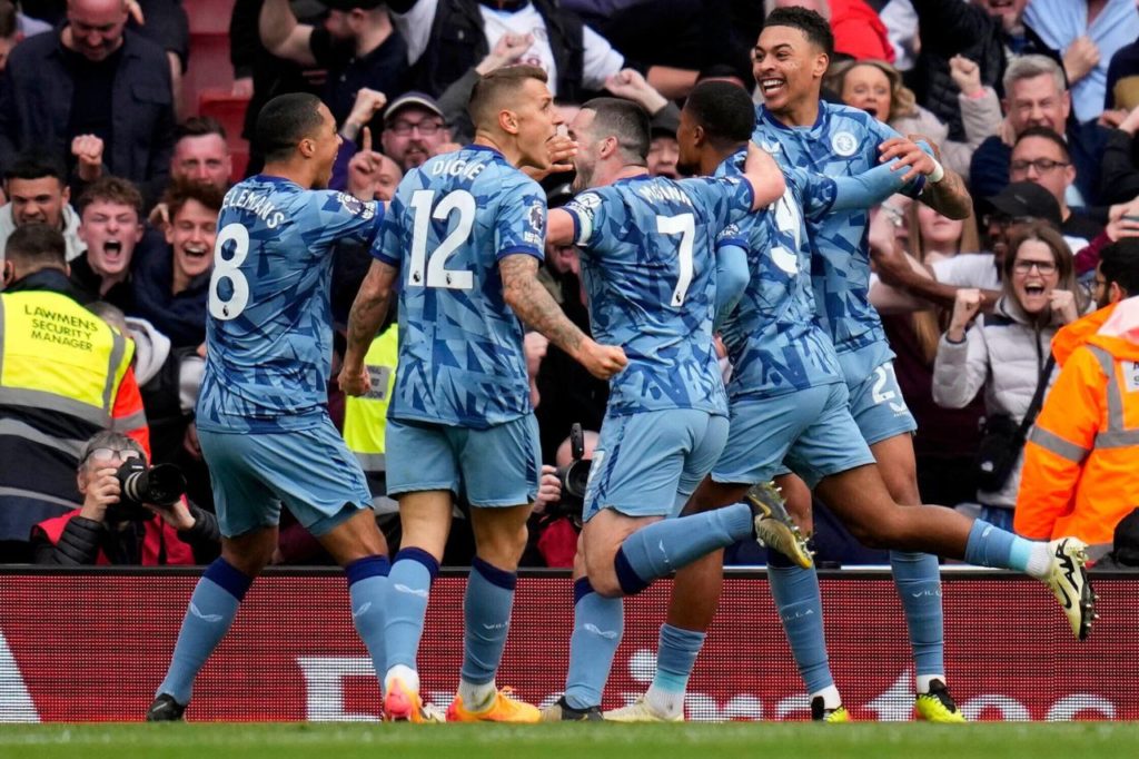 Bailey comemorando gol do Aston Villa na vitória sobre o Arsenal no Emirates Stadium