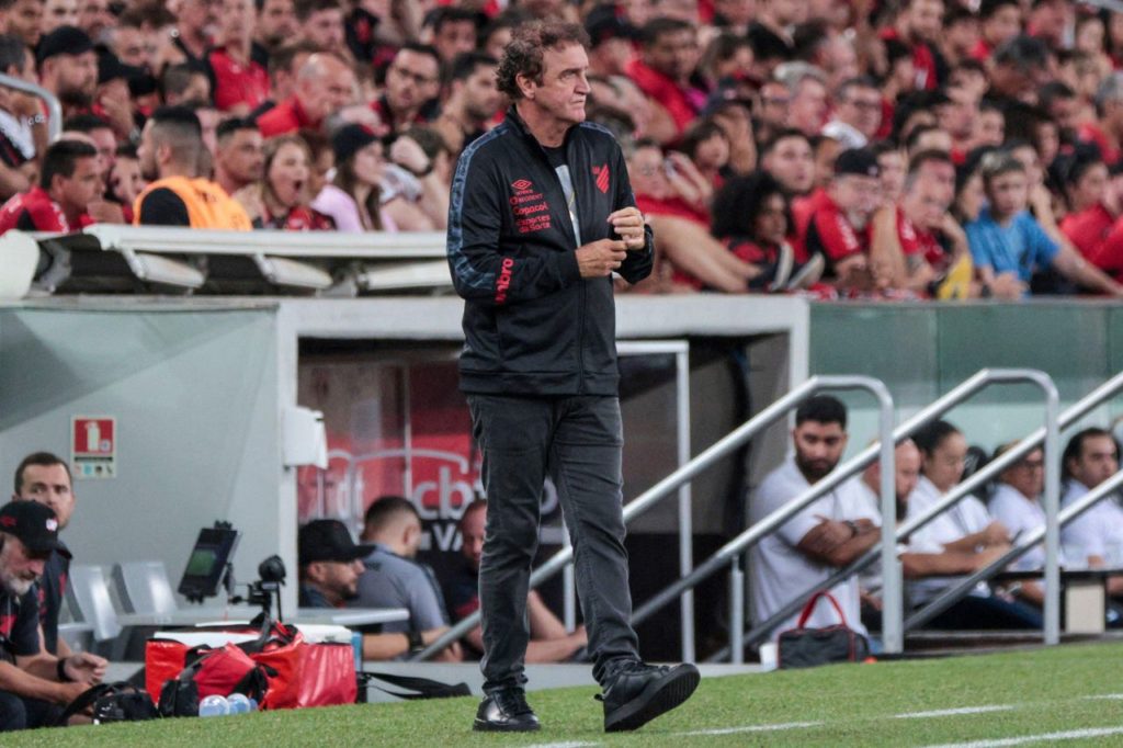 Técnico Cuca no comando do Athletico-PR na Arena da Baixada