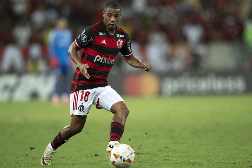 O meia De La Cruz dominando a bola em jogo do Flamengo