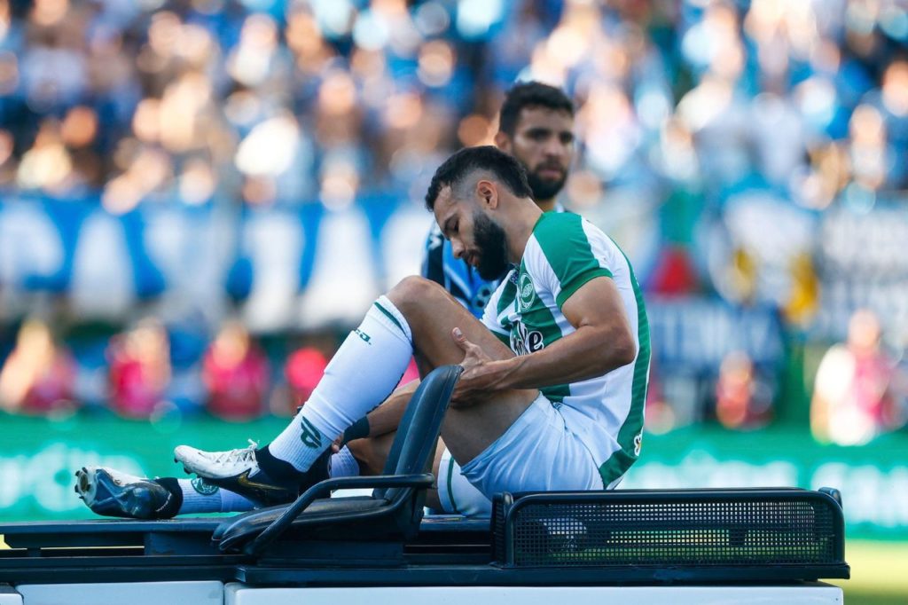 Atacante Edson Carioca sofre lesão e vira desfalque no Juventude