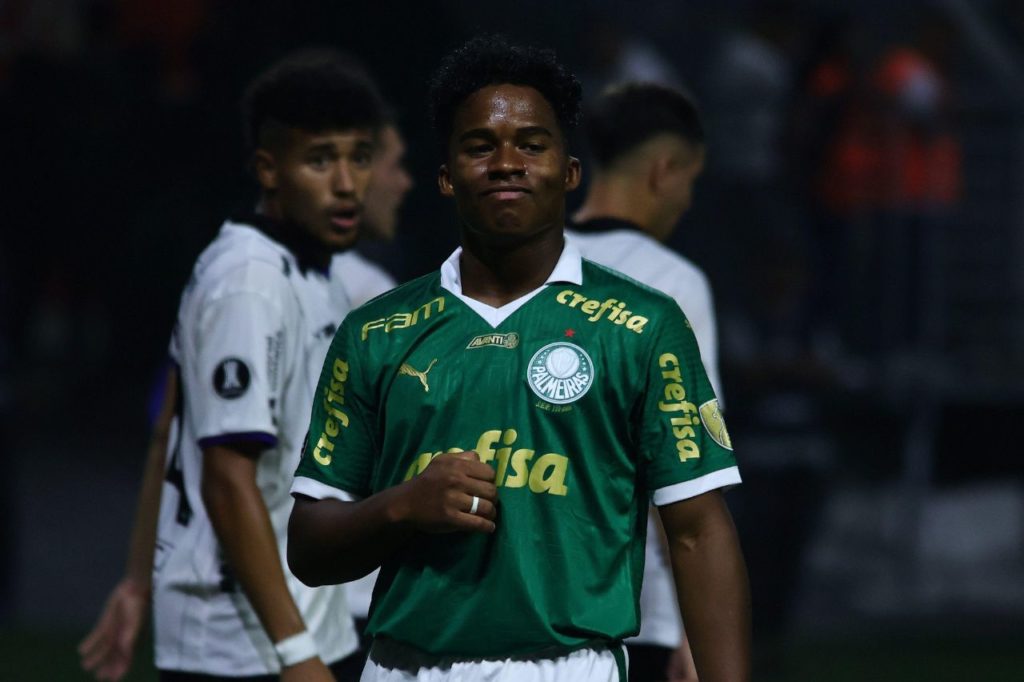 Centroavante Endrick em jogo do Palmeiras