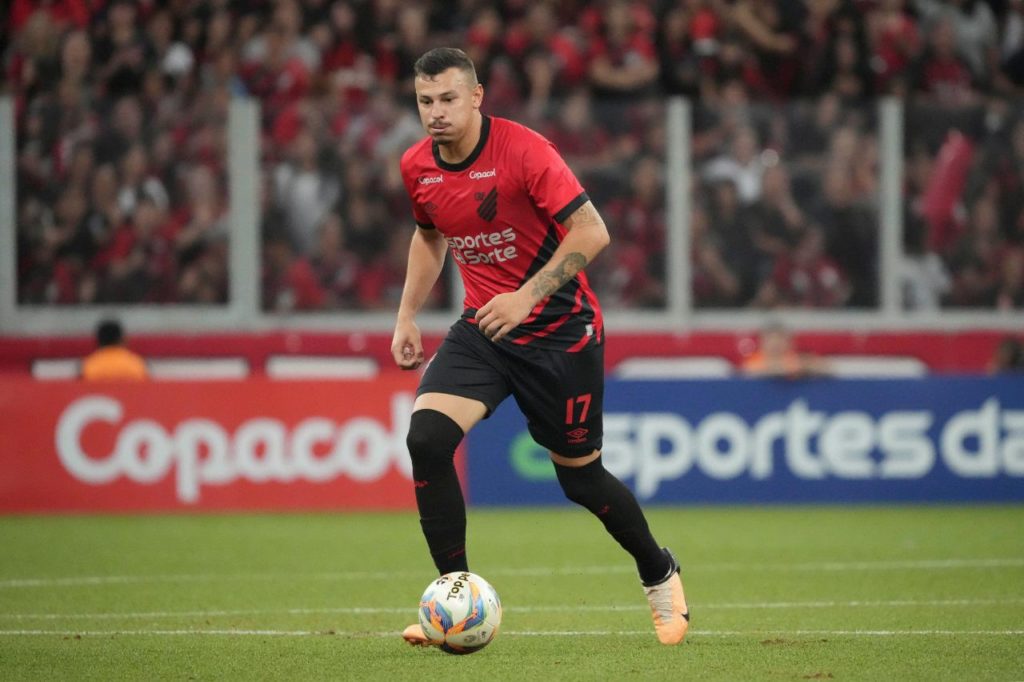 Hugo Moura jogando pelo Athletico Paranaense