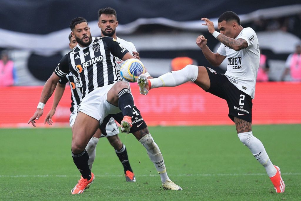 Hulk disputa bola com Matheuzinho no jogo entre Corinthians e Atlético-MG na Neo Química Arena