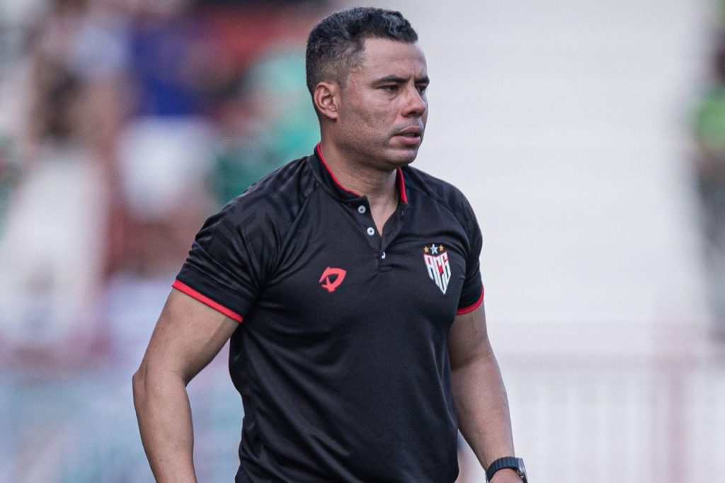 Técnico Jair Ventura no comando do Atlético-GO