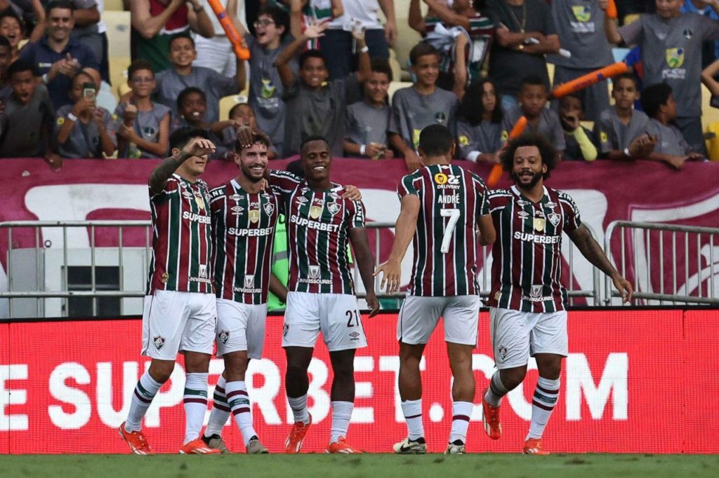 Volante Martinelli comemorando gol do Fluminense ao lado dos companheiros no Maracanã