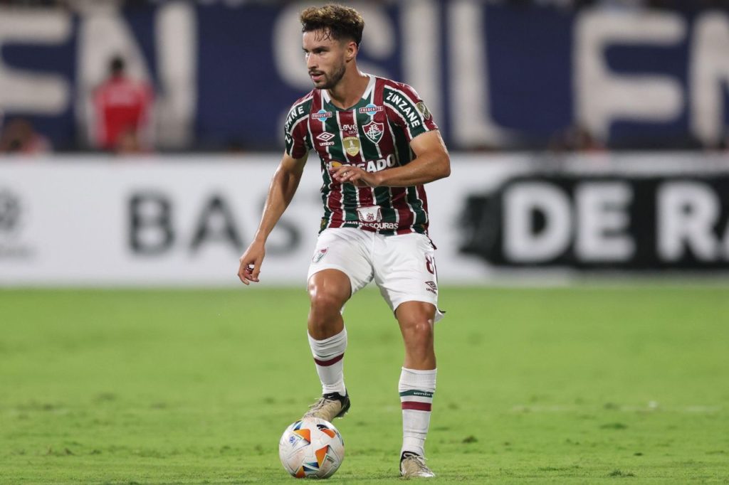 Volante Martinelli em ação pelo Fluminense