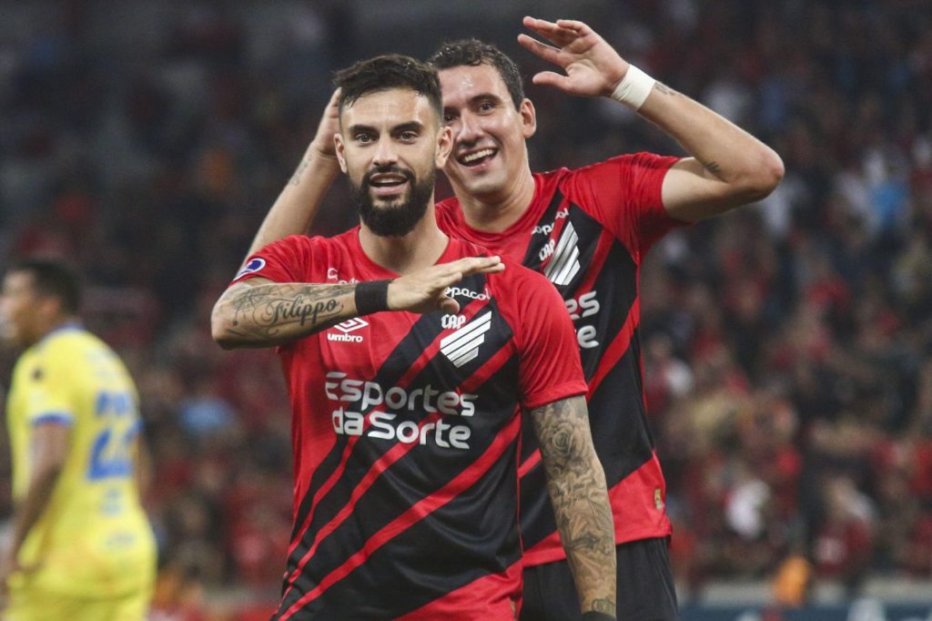 Mastriano e Pablo comemorando gol do Athletico Paranaense na vitória sobre o Rayo Zuliano