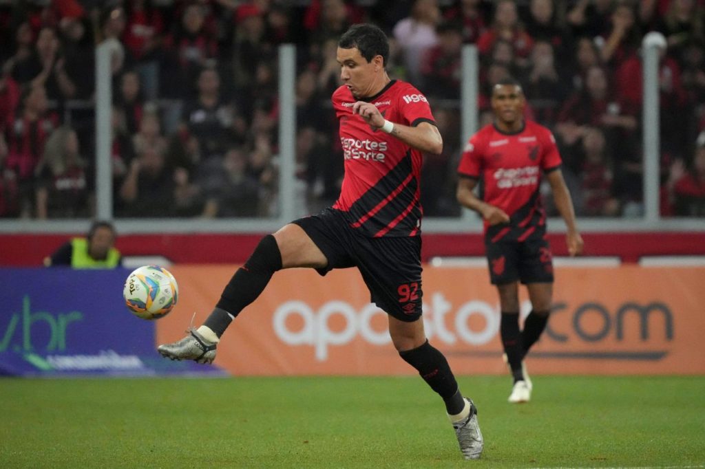 Atacante Pablo e volante Erick em jogo do Athletico contra o Maringá pelo Paranaense