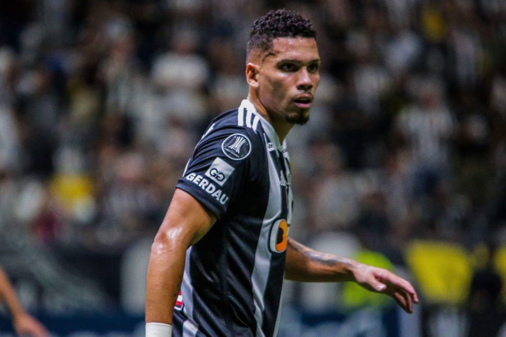 Meia-atacante Paulinho em ação pelo Atlético Mineiro