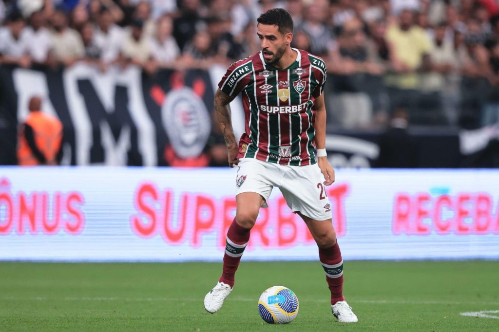 Meia Renato Augusto em ação pelo Fluminense