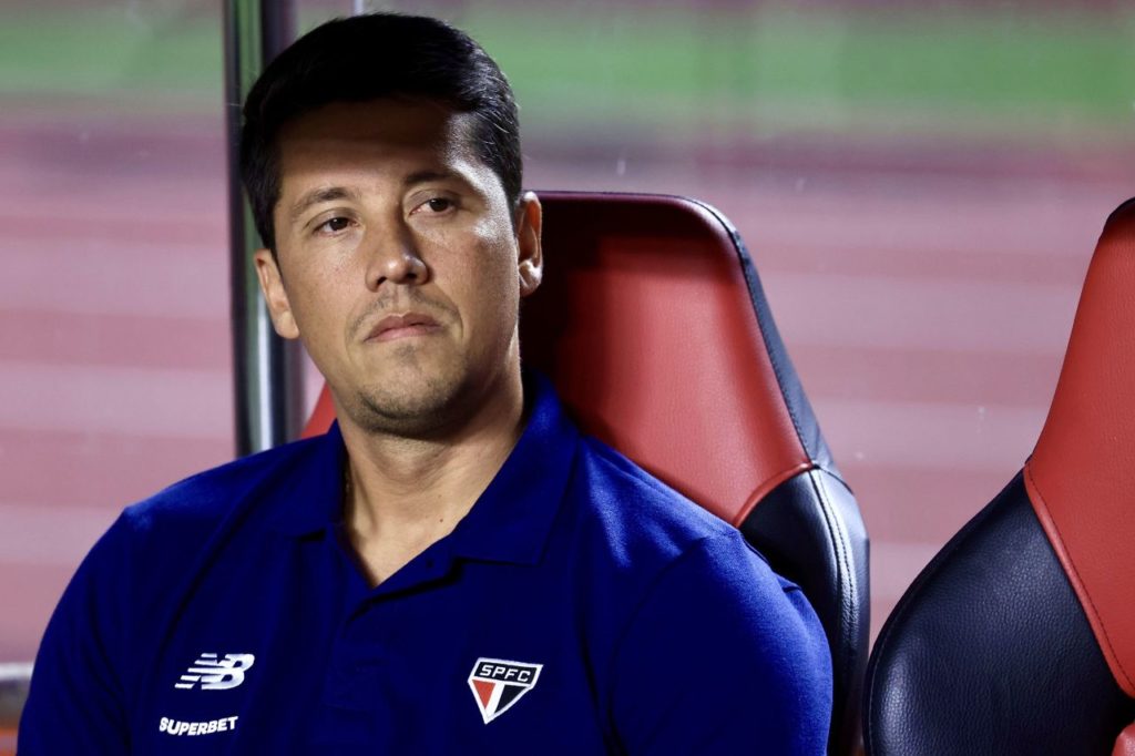 Técnico Thiago Carpini no comando do São Paulo na Libertadores