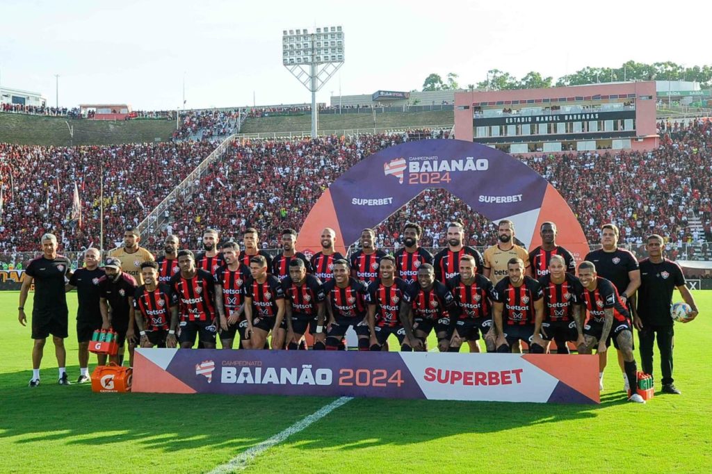 Time do Vitória campeão baiano posando para foto perfilado no gramado