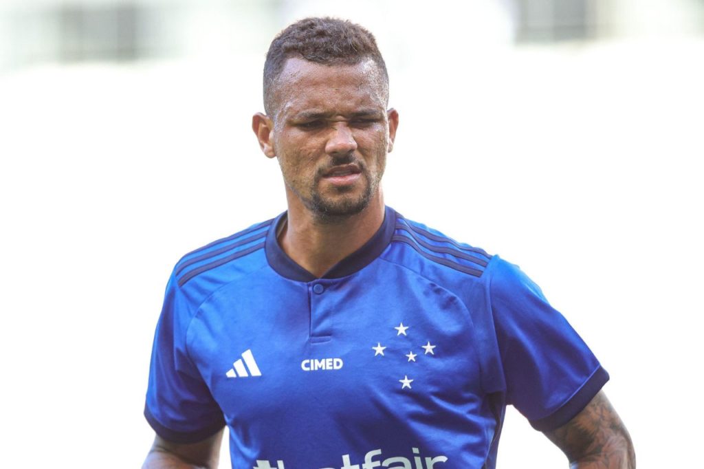 Zagueiro Zé Ivaldo em ação pelo Cruzeiro no Mineiro