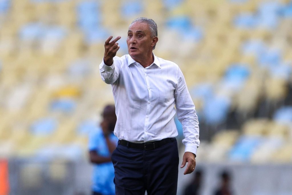 Tite, técnico do Flamengo, orienta seus comandados em um dos jogos d temporada.
