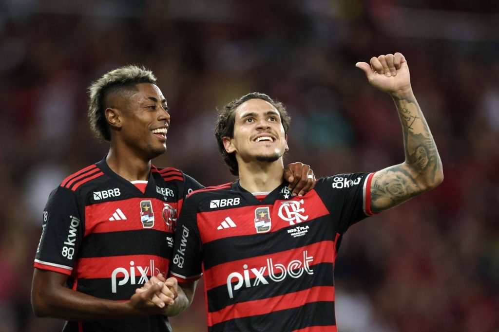 Pedro, do Flamengo, comemora um gol pelo clube na temporada.