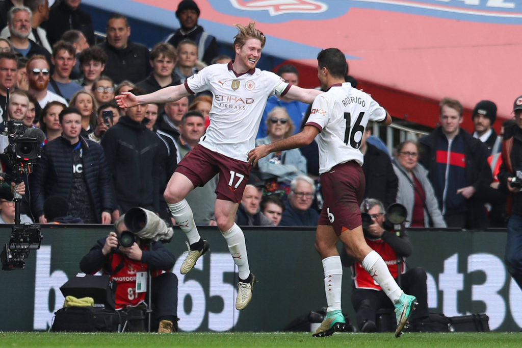 Kenvin De Bruyne, do City, comemora um de seus gols marcados em uma das rodadas da Premier League.