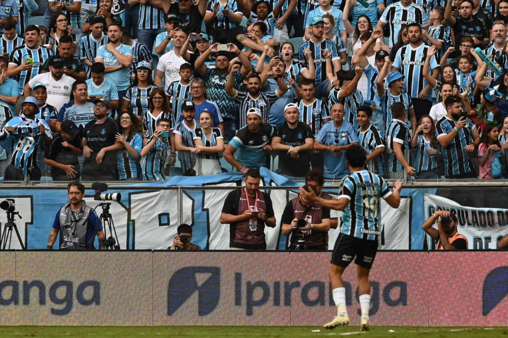 Diego Costa, do Grêmio, comemora o gol da virada sobre o Juventude, na final do Gauchão de 2024.