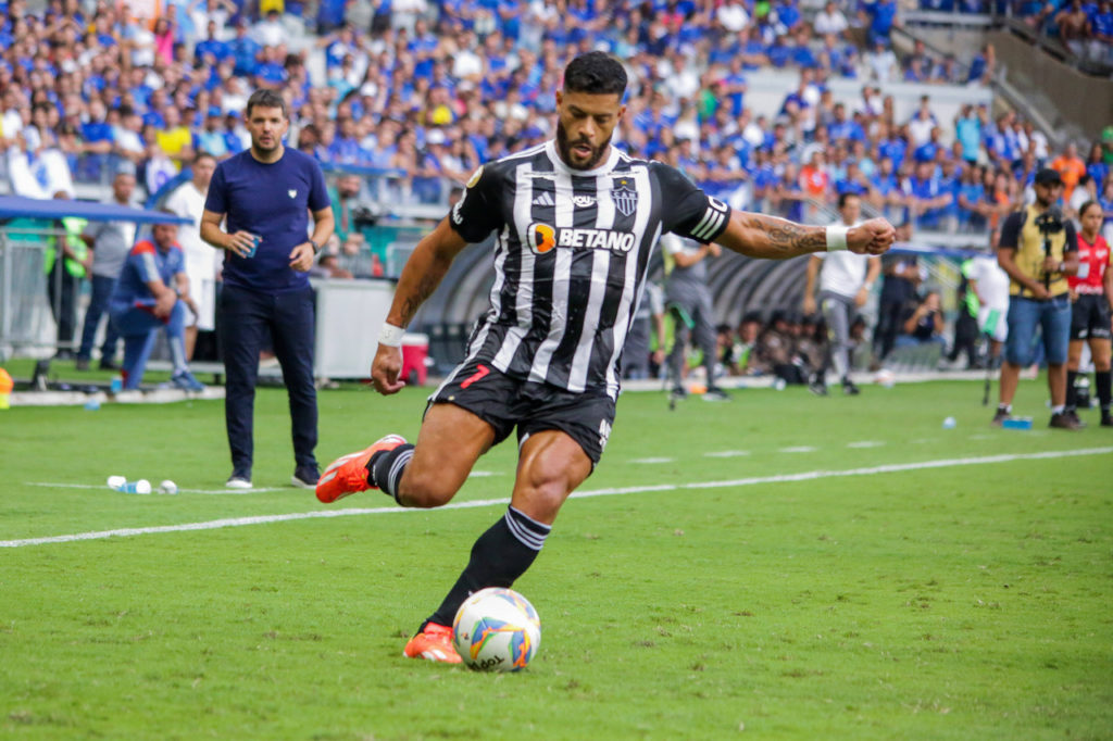 Hulk, do Atlético-MG, tenta um cruzamento para a área na decisão do Mineiro contra o Cruzeiro.